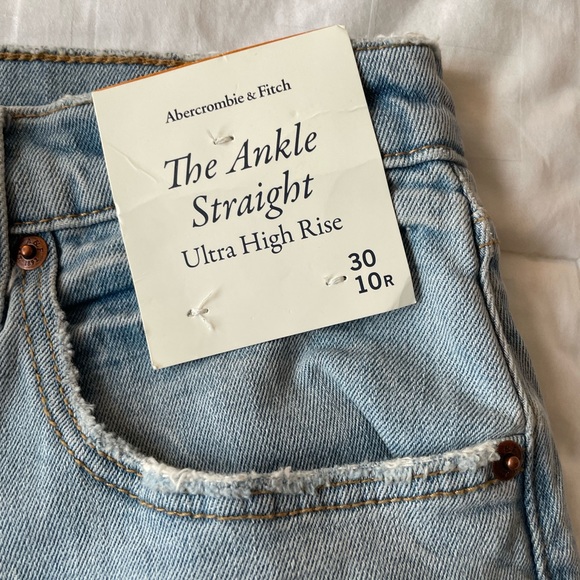 NWT Abercrombie & Fitch Ankle Straight Ultra High Rise Light Wash Jeans - Picture 3 of 10